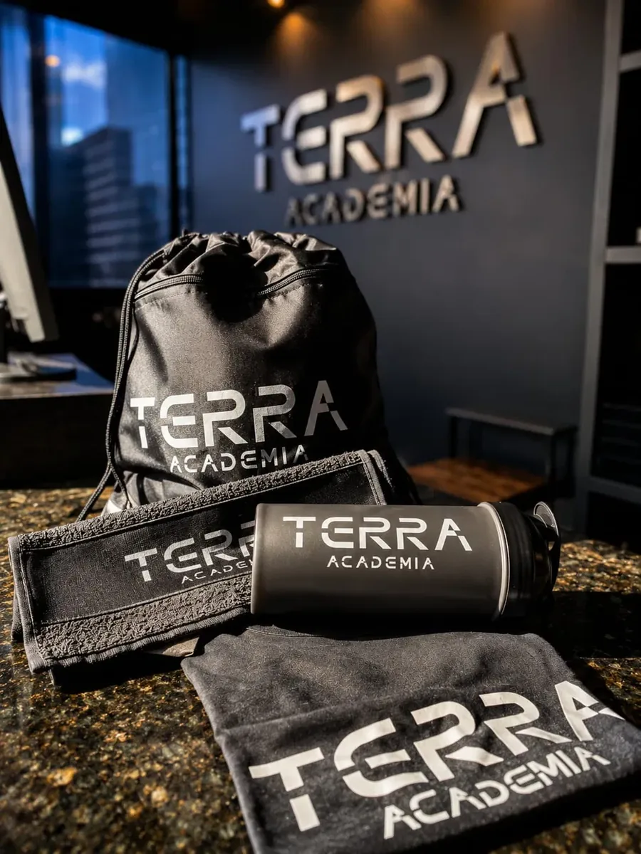 Kit Terra Academia: mochila, toalha, coqueteleira e camiseta pretas com a marca aplicada